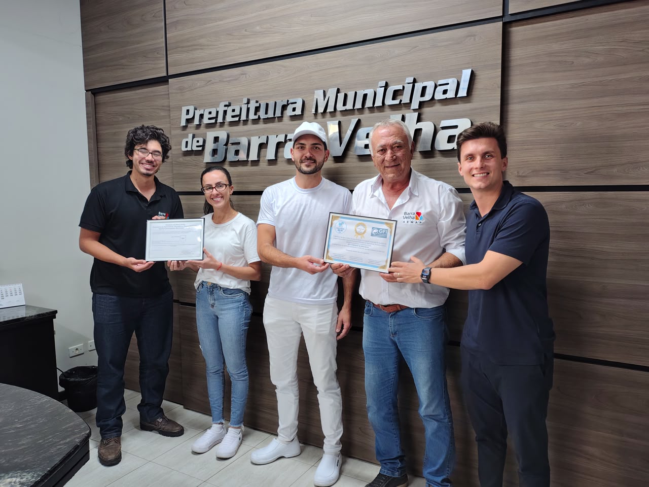 Barra Velha entrega primeiro selo do SIM-POA de 2026 para empresa de pescados