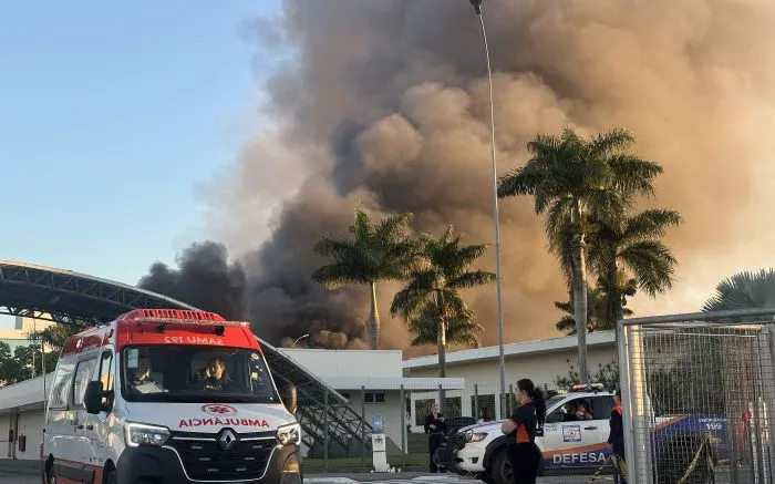 Fogo na fábrica da Colcci em Itajaí mobilizou bombeiros de oito cidades