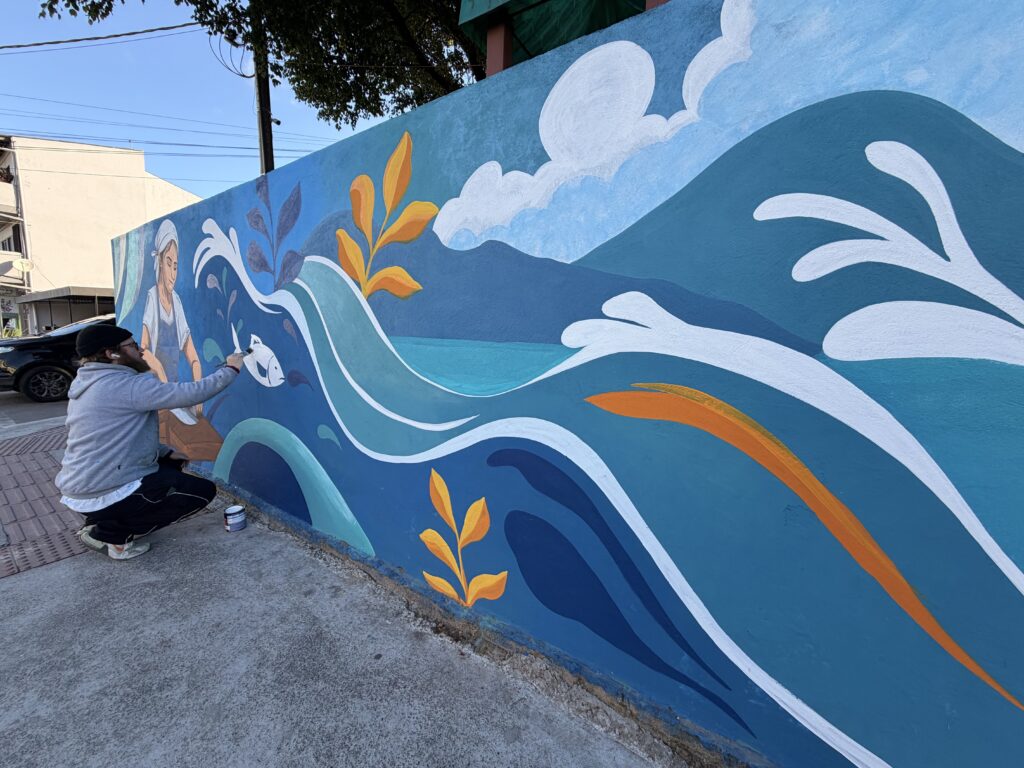 Artistas pintam obras de arte em duas escolas de Navegantes