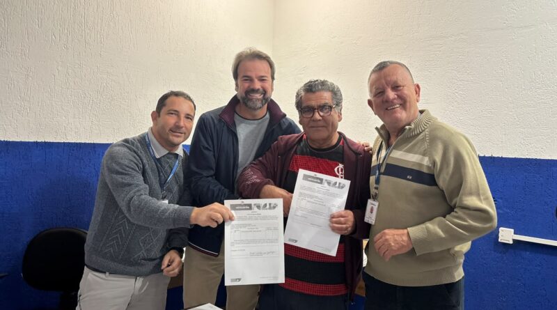 Pescadores artesanais de Navegantes recebem geolocalizadores para reforçar a segurança no mar