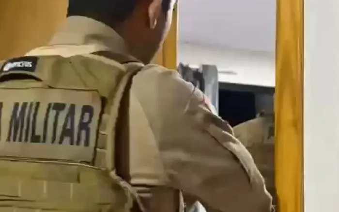 Policiais salvam homem que estava pendurado em lençol a 20 metros de altura em Camboriú