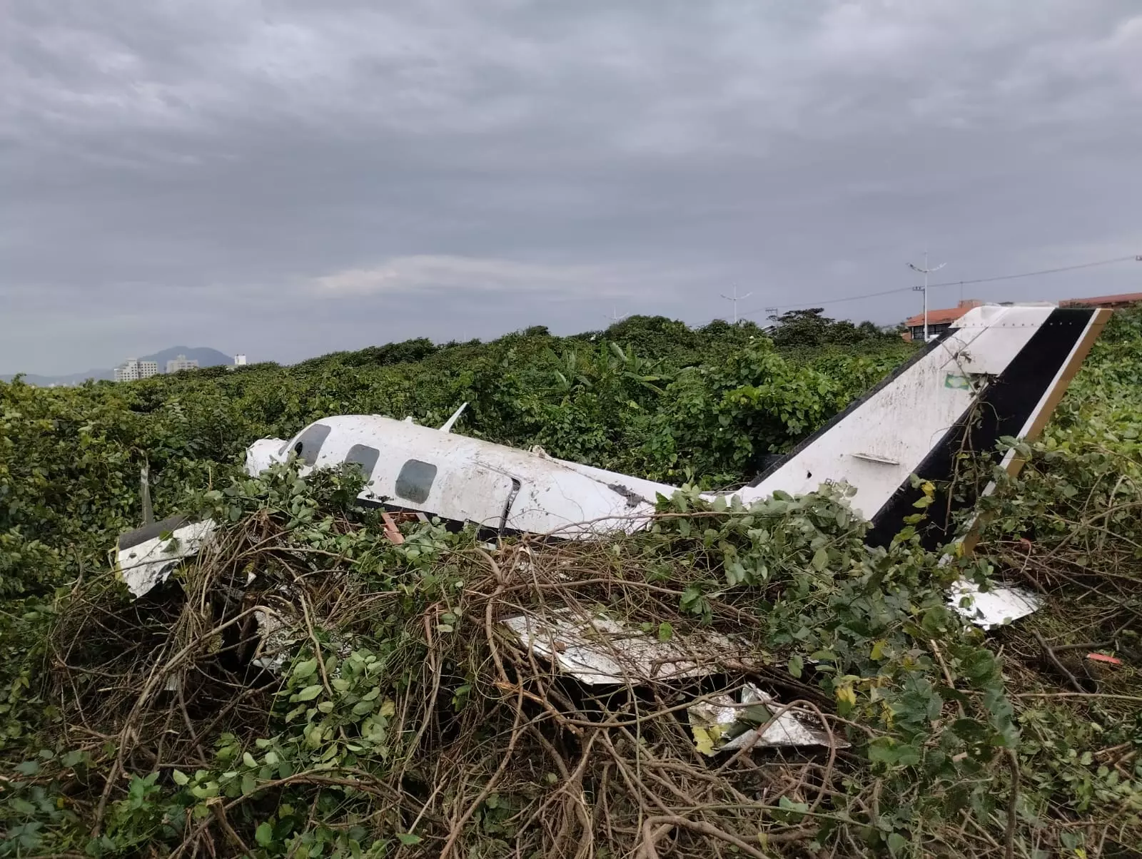 Avião cai em Navegantes e deixa duas pessoas gravemente feridas