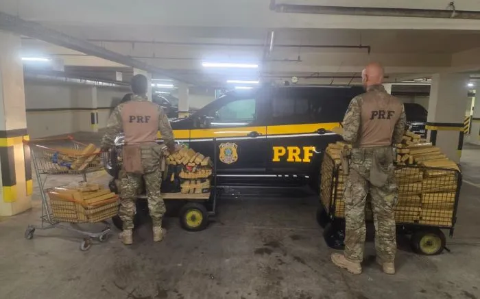 PRF apreende meia tonelada de maconha em guincho na BR-101 em Porto Belo