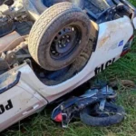 Viatura da PM capota sobre moto durante perseguição em Luiz Alves