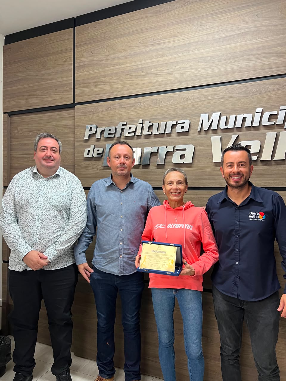 Recordista mundial de corrida em esteira recebe homenagem da Prefeitura de Barra Velha