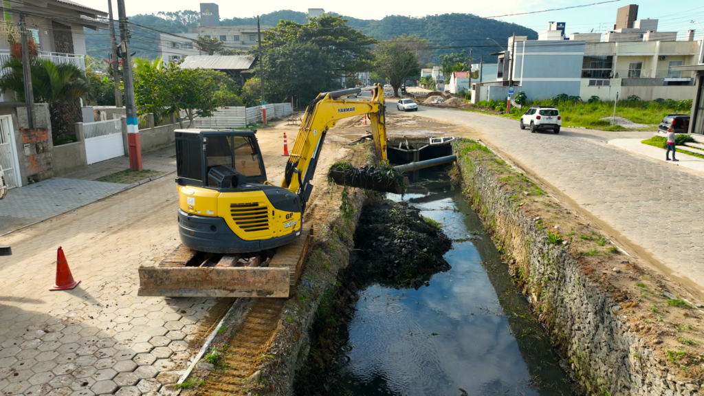 Prefeitura intensifica limpeza de canais e obras de drenagem em ações preventivas contra o El Niño em Navegantes