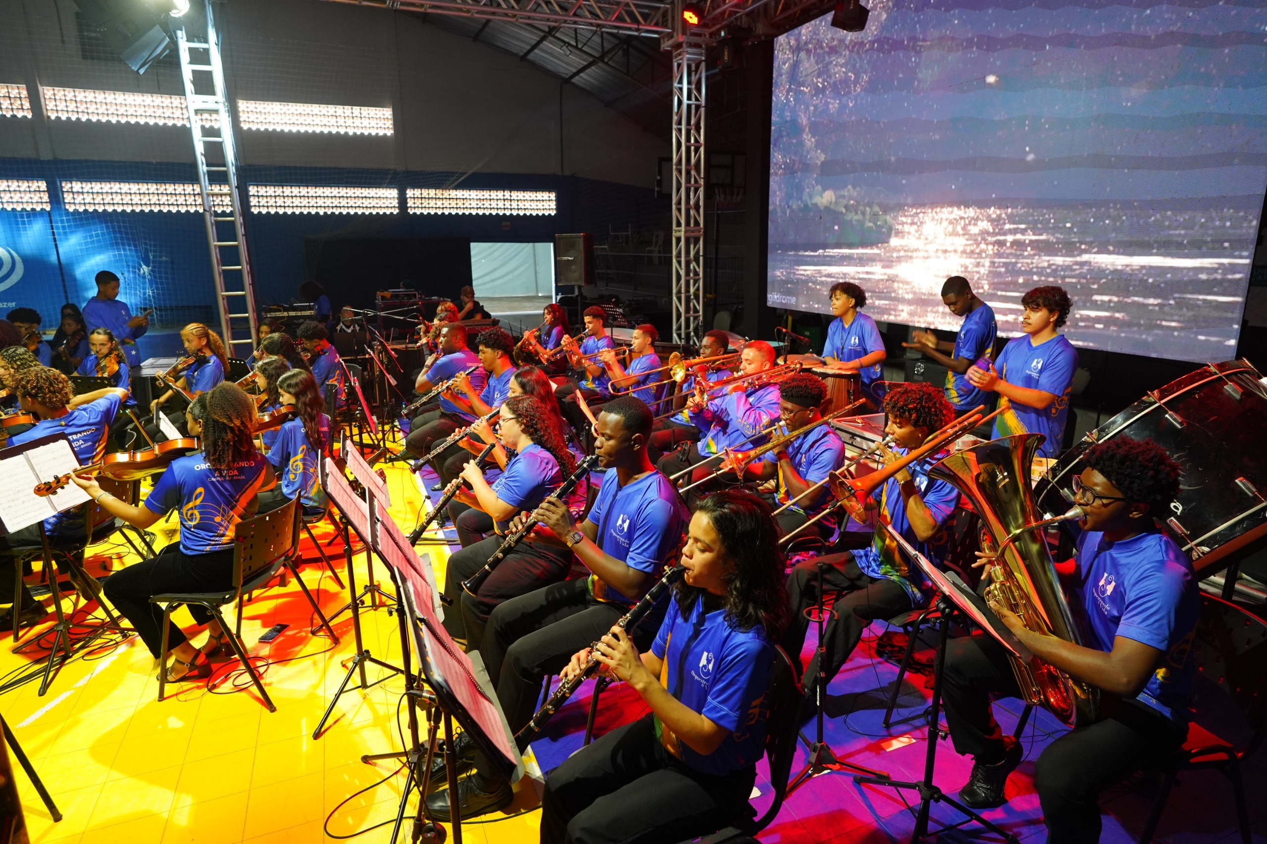 Orquestra leva diversidade cultural brasileira ao palco e encanta público em Balneário Piçarras