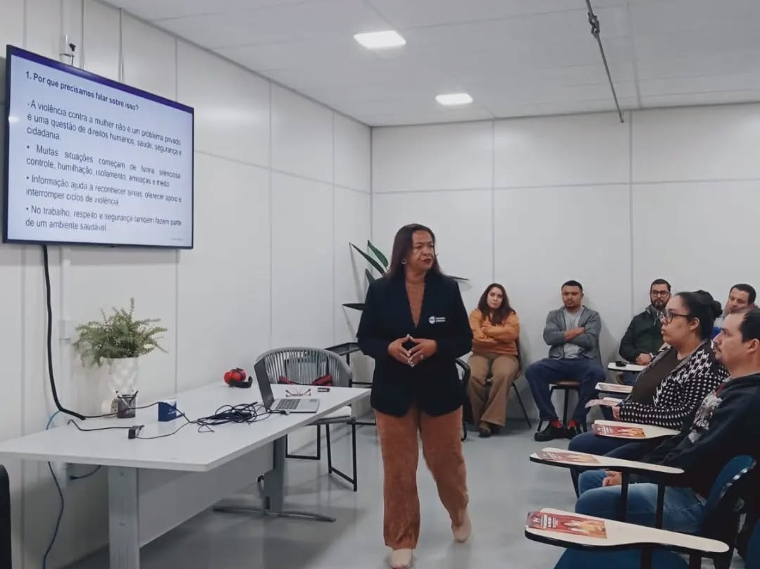 Professora Dilcicleia palestra sobre violência contra a mulher a convite de empresa de Penha