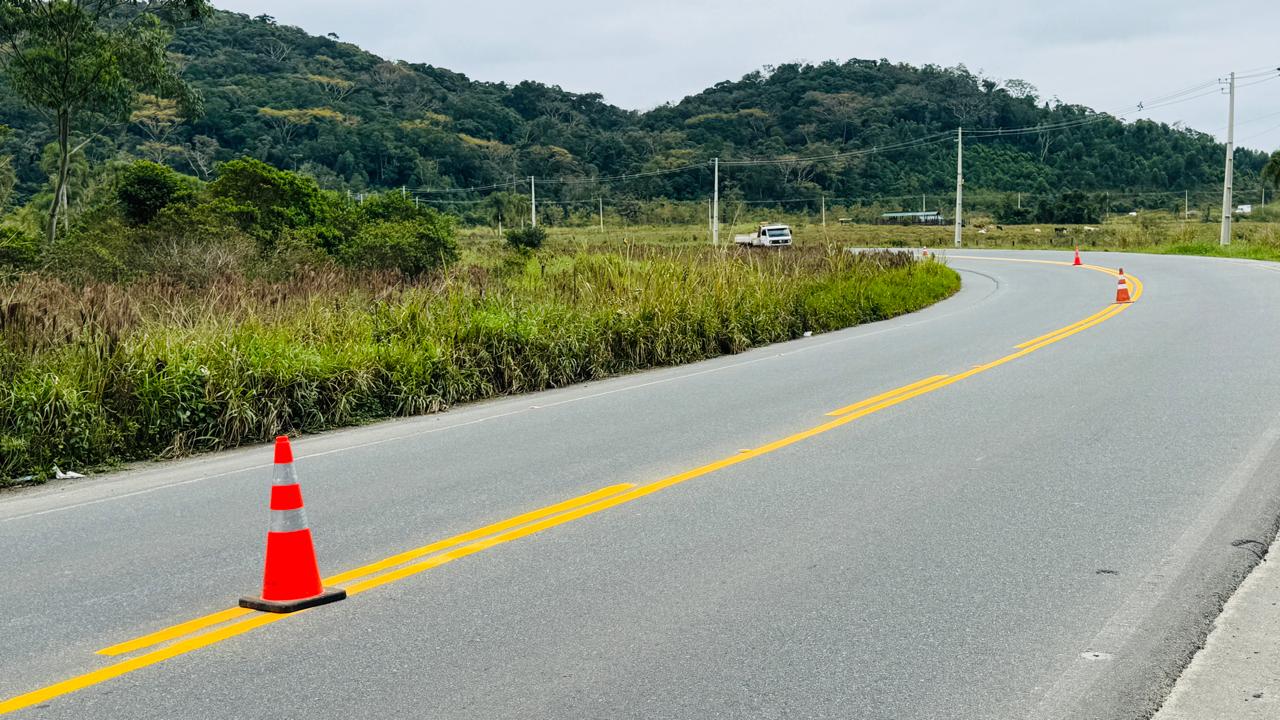 Itinga recebe revitalização da sinalização viária em ruas e estradas do bairro