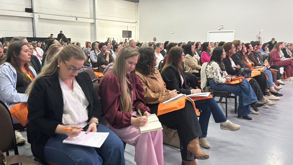 II Congresso Catarinense de Educação Infantil transforma o cotidiano em território de aprendizagem em Navegantes