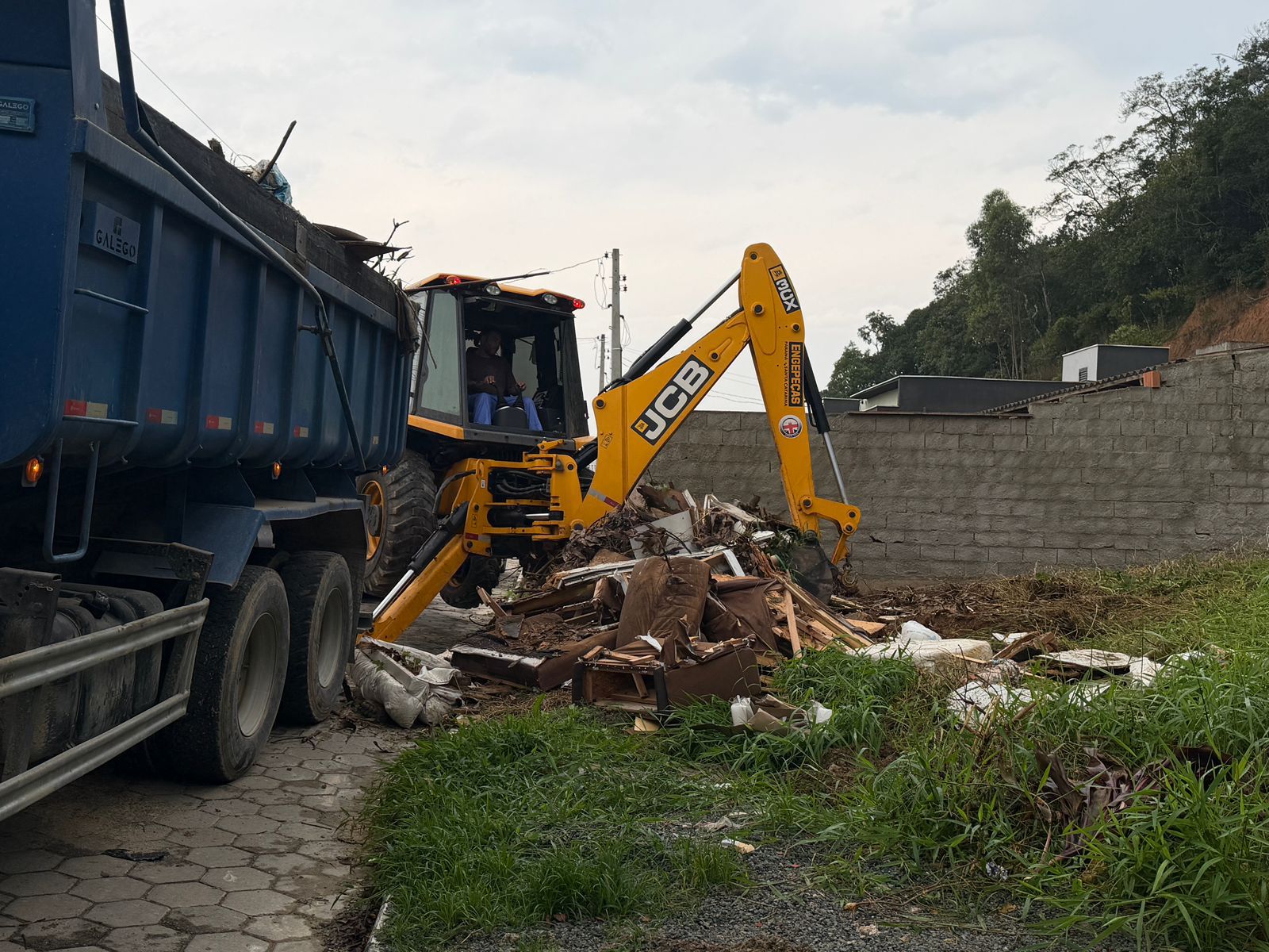 Mutirão de limpeza da Secretaria de Obras recolhe 20 caçambas de entulhos e amplia ações em Balneário Piçarras