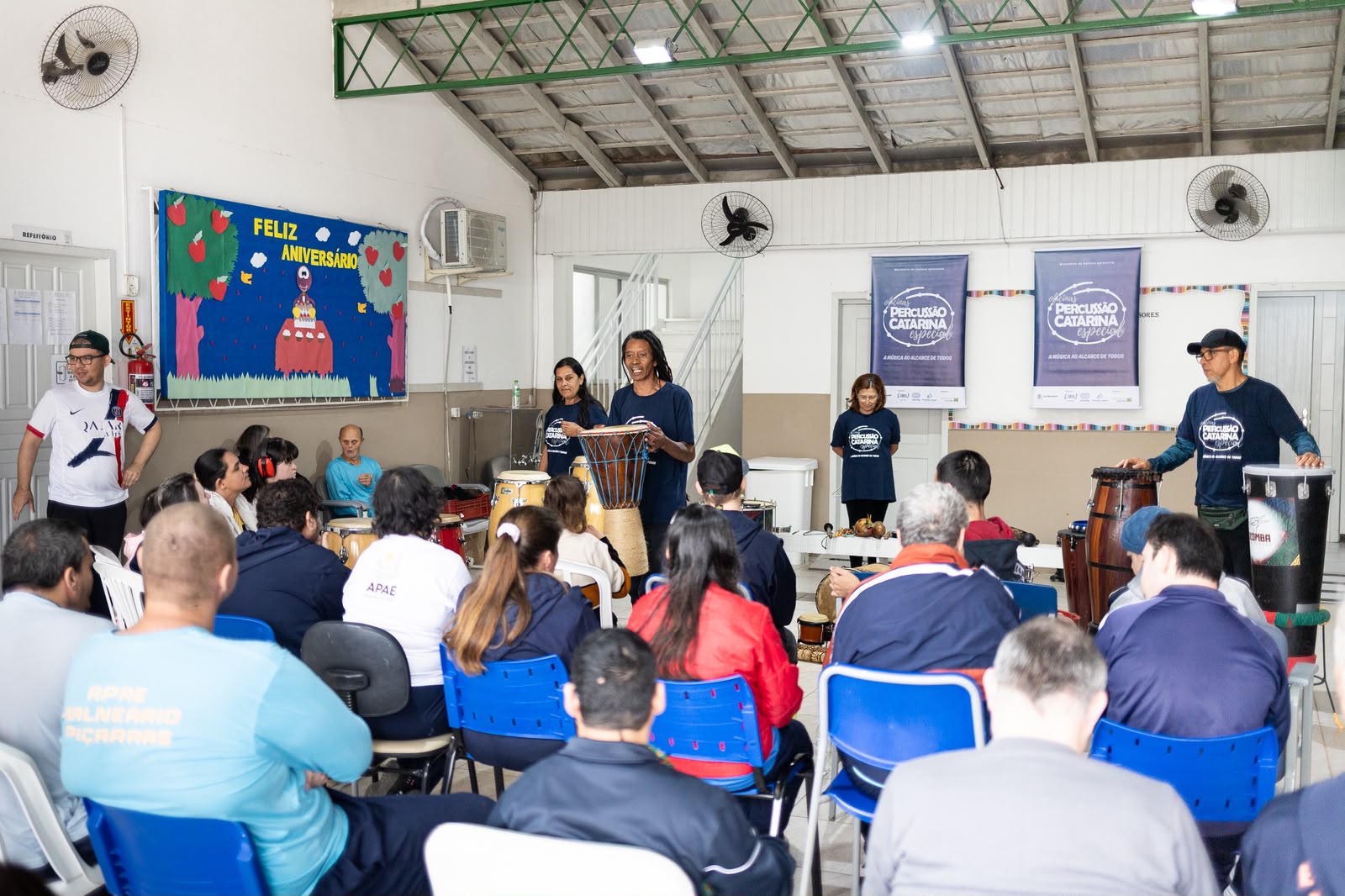 Alunos da APAE de Balneário Piçarras participam de oficina de percussão afro-brasileira
