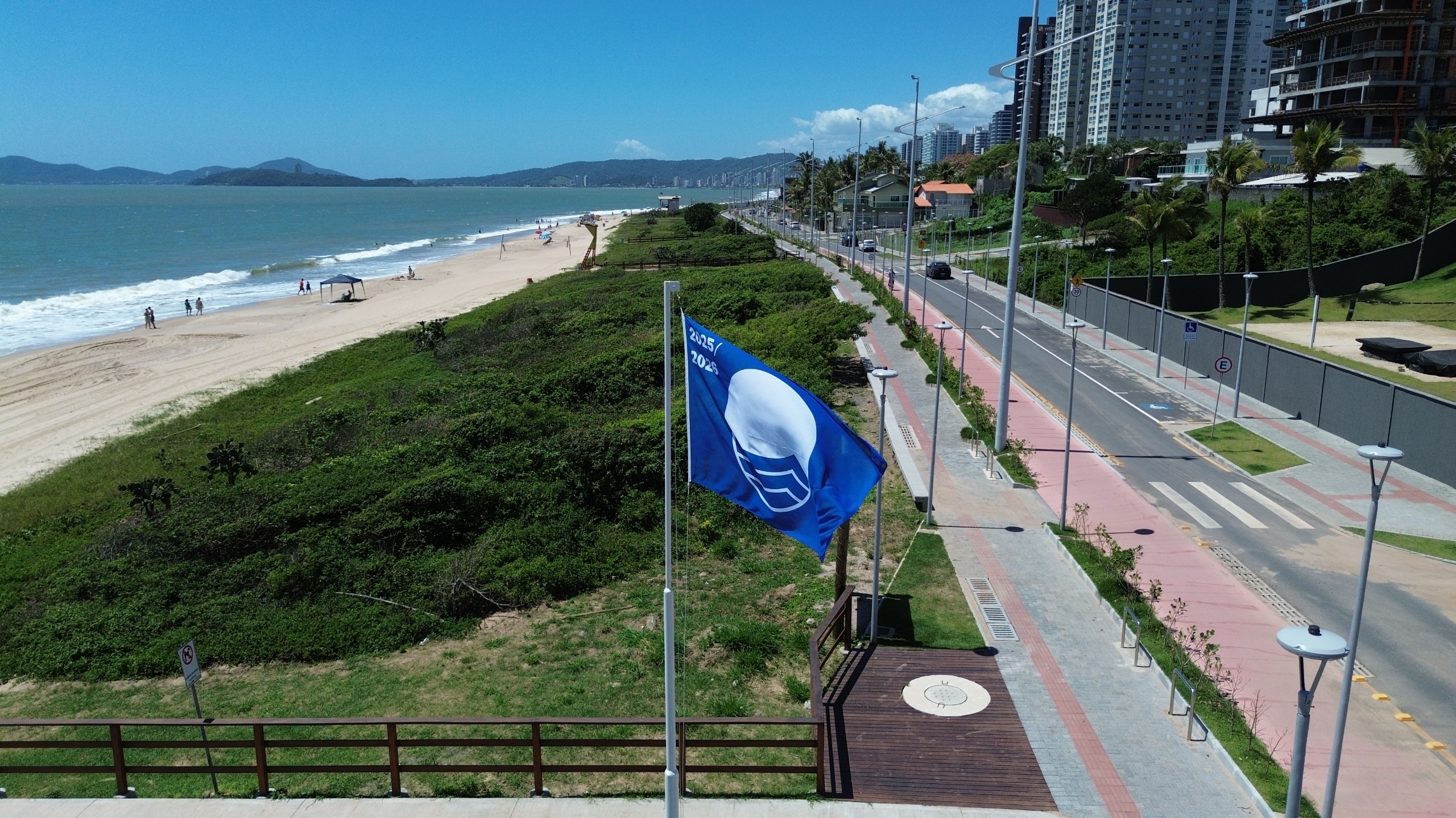 Pelo segundo ano consecutivo, Balneário Piçarras é a única cidade do Brasil com 100% das praias premiadas pelo Bandeira Azul