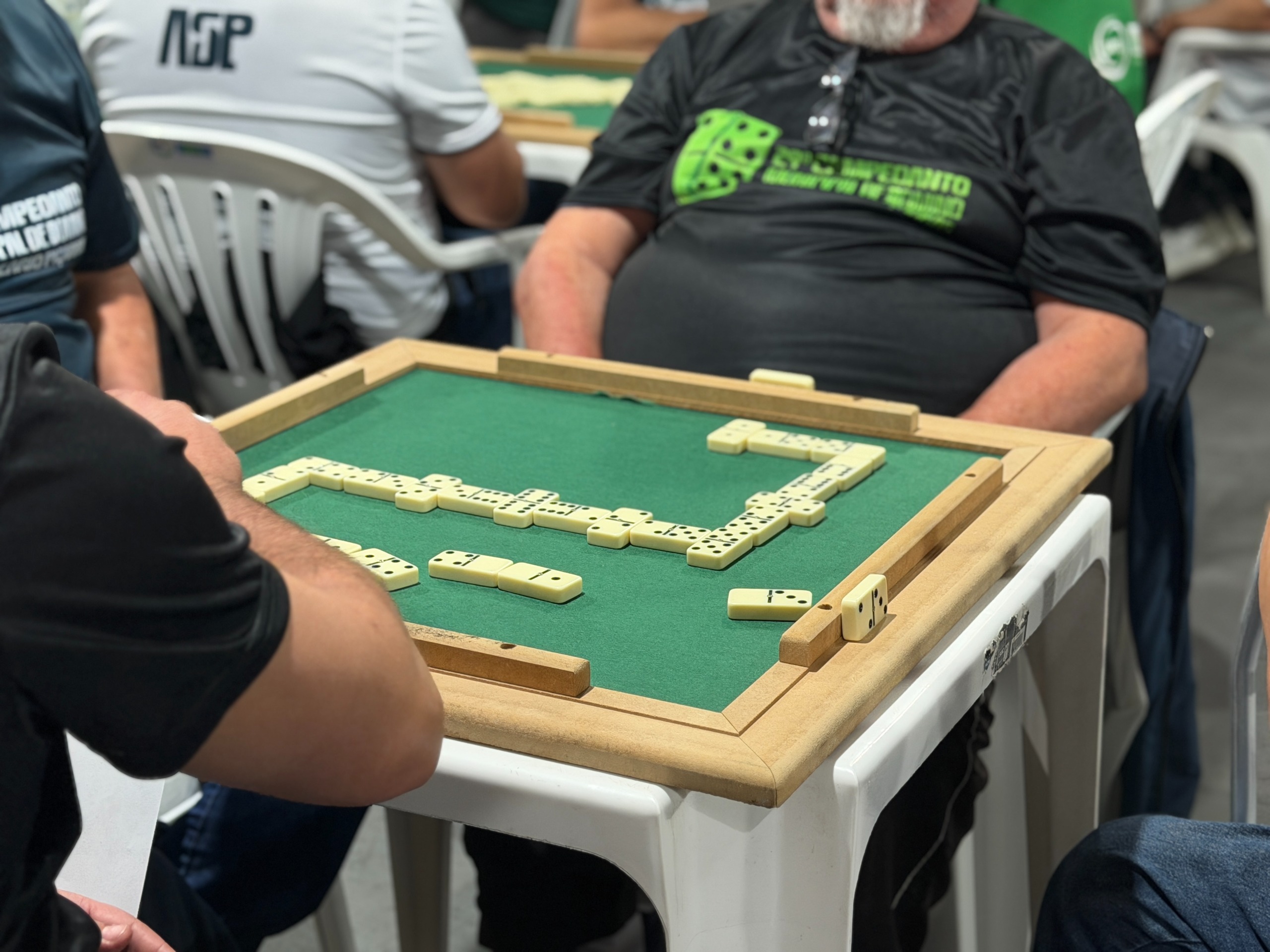 Campeonato Municipal de Dominó de Balneário Piçarras começa com disputas acirradas