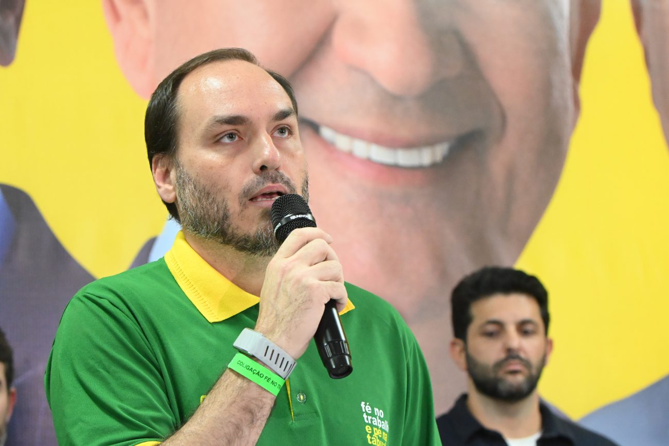 ‘Vou estar à disposição do governador’: Carlos Bolsonaro se manifesta pela primeira vez após ser eleito senador por SC