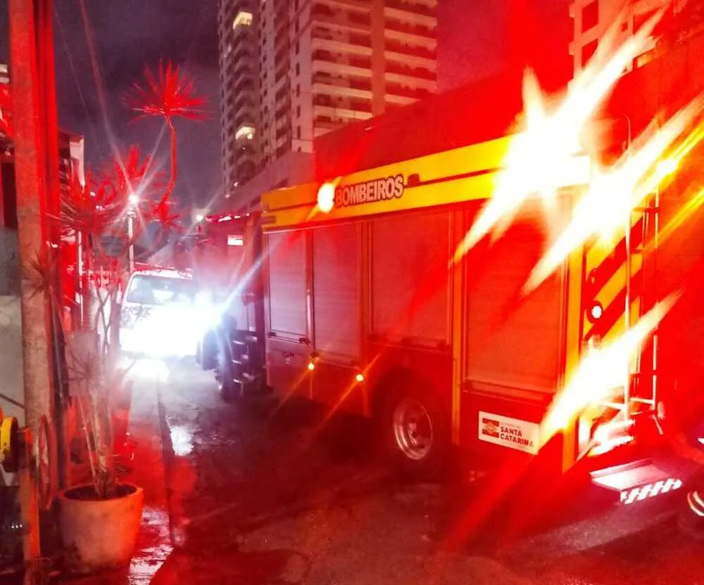 Homem morre em incêndio no bairro Praia Brava em Itajaí
