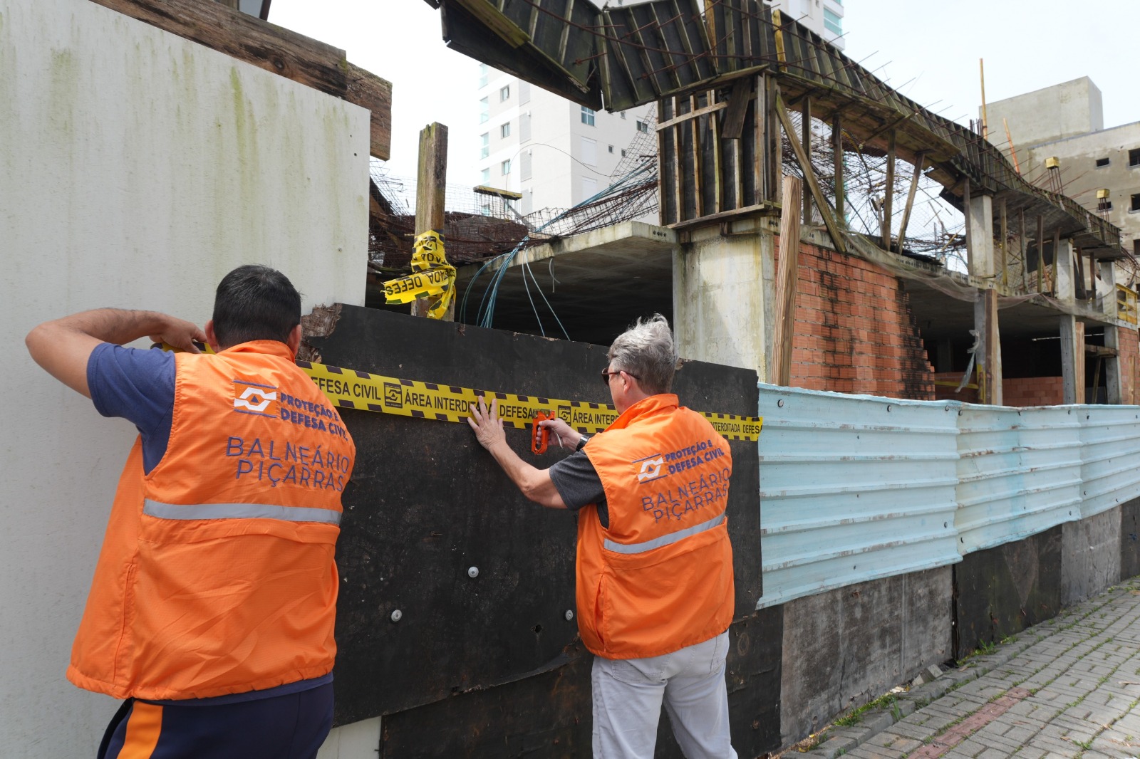 Defesa Civil de Balneário Piçarras interdita novamente edifício no Itacolomi por questões de segurança