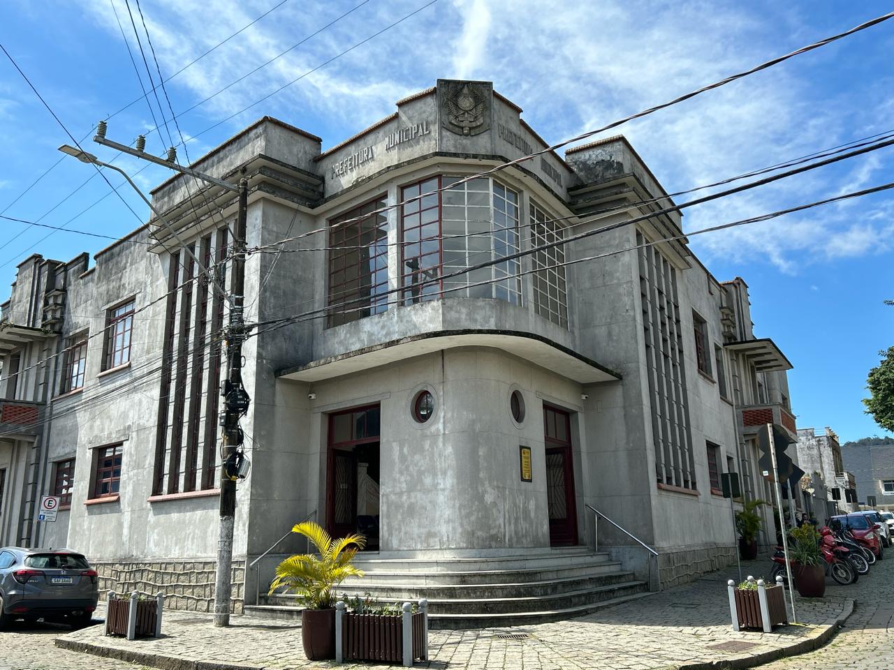 Prefeitura reorganiza estrutura administrativa de três secretarias